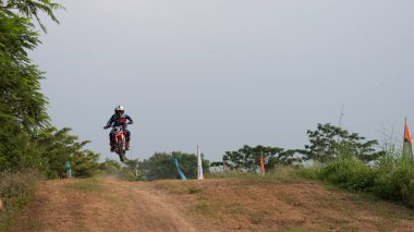 Bir motokros yarışçısı iş başında. Yarış sezonundan önce düzenli yarış antrenmanları