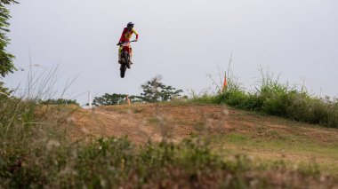 Bir motokros yarışçısı iş başında. Yarış sezonundan önce düzenli yarış antrenmanları