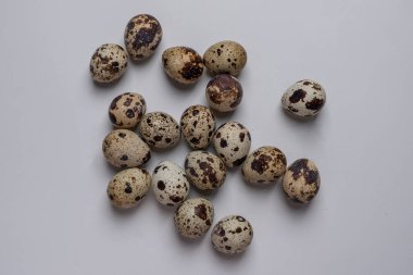  Beyaz arkaplanda izole edilmiş bıldırcın yumurtalarının üst görünümü