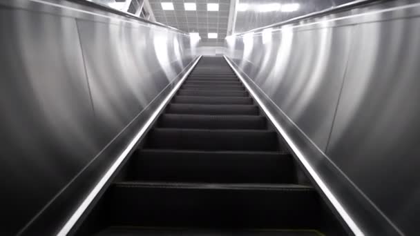 Punto Vista Pov Escaleras Mecánicas Movimiento Subiendo Estación Tren — Vídeos de Stock