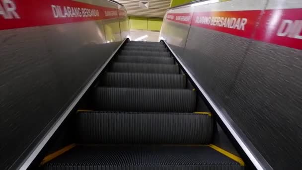 Vonatállomáson Felfelé Haladó Mozgó Mozgólépcső Látópontja Pov — Stock videók