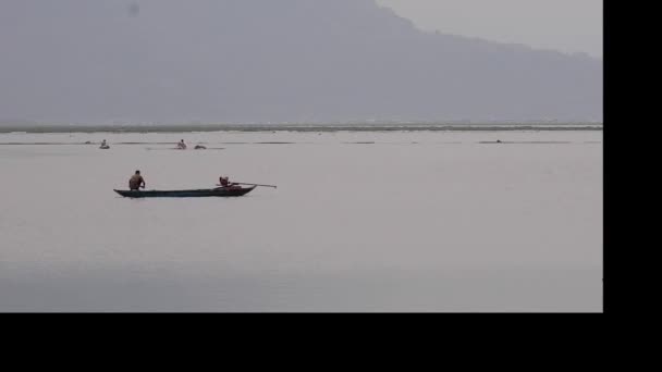 Pêcheur Conduit Bateau Bois Tout Pêchant Dans Lac Crépuscule — Video