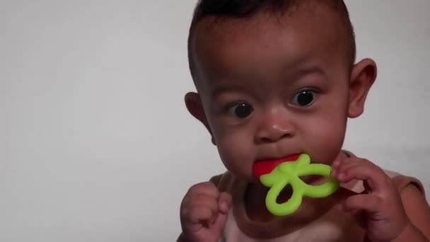 Aziatische Baby Jongen Negen Maanden Oud Kauwt Bijtring Speelgoed Terwijl — Stockvideo