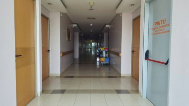 Temizlik ekipmanlarıyla boş hastane koridoru