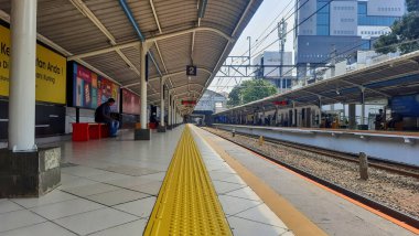 Gün ortasında banliyö tren istasyonunda boş bir platform, şehir halkı için çevre dostu toplu taşımacılık