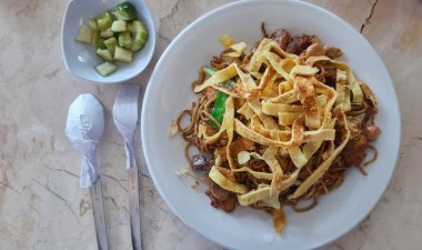 Lokantada dilimlenmiş omletle birlikte beyaz tabakta Çin mutfağı.