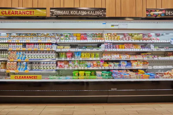 Çeşitli gıda ve içeceklerin çeşitli fiyat ve indirimlerle süpermarket raflarında görüntülenmesi