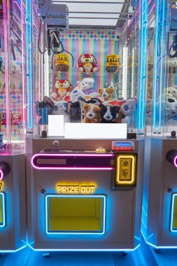 Pençe oyunları için cam bir kutuda oyuncak bebeklerle dolu pençe oyun makinesi