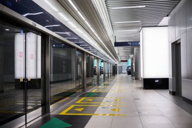 Hafta sonu Mass Rapid Transit (MRT) Jakarta 'nın boş tren istasyonu platformu