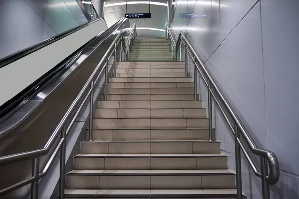 MRT tren istasyonunun yeraltı çıkışı boş.