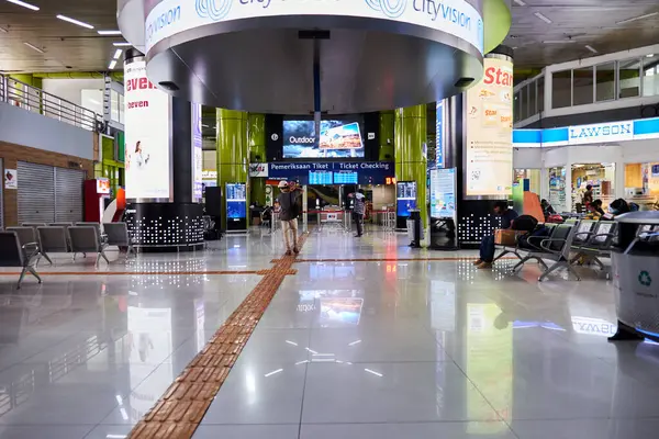 Gambir istasyonu Jakarta, Covid-19 salgını sırasında yıl sonu tatilinde.