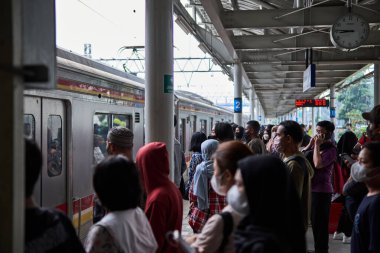 Jakarta, Endonezya 'da tren istasyonunda bekleyen yolcu, yolcu ve turist kalabalığı: 16 Haziran 2022