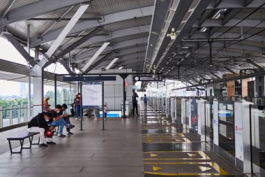 Jakarta, Endonezya 'da MRT Jakarta tren istasyonunda bekleyen yolcu, yolcu ve turist: 16 Haziran 2022