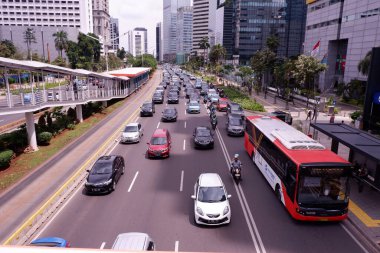 Jakarta, Endonezya - 20 Aralık 2018: Jakarta iş ve ofis merkezlerinin ana caddesi boyunca hafta içi trafik koşulları