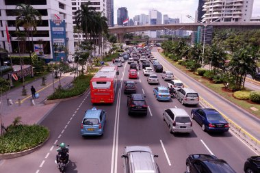 Jakarta, Endonezya - 20 Aralık 2018: Jakarta iş ve ofis merkezlerinin ana caddesi boyunca hafta içi trafik koşulları