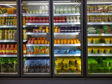 Süpermarketteki buzdolabında içecekler ve tatlılar