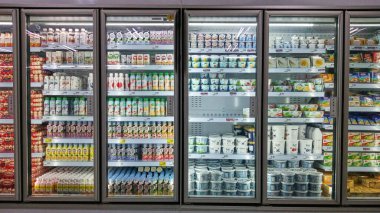 Süpermarketteki buzdolabında içecekler ve tatlılar