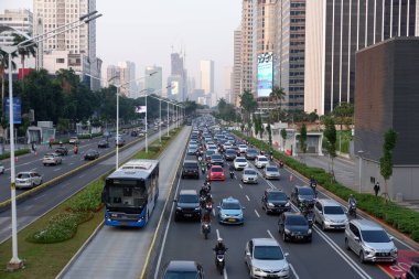 Jakarta trafik sıkışıklığı, iş merkezi Sudirman Caddesi 'ndeki yeni normal salgın covid-19 salgınından sonra: Jakarta, Endonezya - 29 Haziran 2020