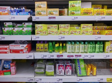 Süpermarket raflarında çeşitli ilaç ve sağlık hizmetlerinin görüntülenmesi: Purwakarta, Endonezya - 29 Mayıs 2020