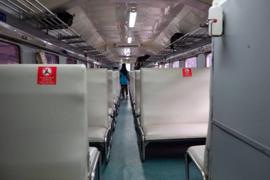 Pasar Senen İstasyonu, Jakarta, Endonezya 'daki Covid-19 salgını sırasında boş tren koltuğu - 8 Ağustos 2020
