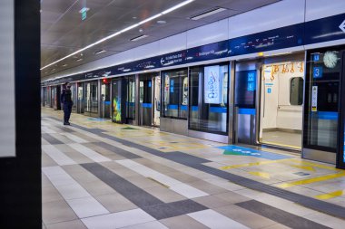 MRT 'yi bekleyen yolcular (toplu hızlı ulaşım) Jakarta treni mesai saatlerinden sonra: Jakarta, Endonezya - 26 Kasım 2020