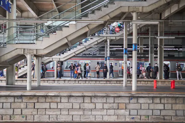 Jakarta, Endonezya 'da tren istasyonunda bekleyen yolcu, yolcu ve turist: 16 Haziran 2022.