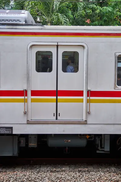 Yolcu, gezgin, banliyö treninde turist, fotokopi alanlı toplu taşıma fotoğraf konsepti - Jakarta, Endonezya: 16 Haziran 2022