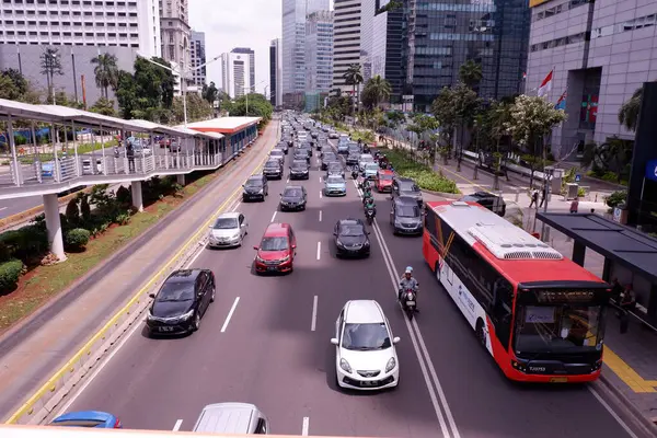 Jakarta, Endonezya - 20 Aralık 2018: Jakarta iş ve ofis merkezlerinin ana caddesi boyunca hafta içi trafik koşulları