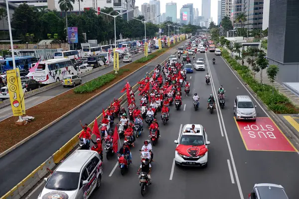 Jakarta, Endonezya - 13 Nisan 2019: Endonezya başkanlık seçimlerinin son mitinginde Jokowi taraftarları sokakta toplandı