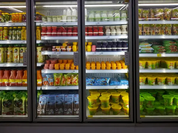 Süpermarketteki buzdolabında içecekler ve tatlılar