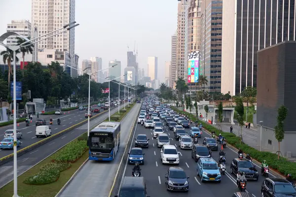 Jakarta trafik sıkışıklığı hafta içi mesai saatleri dışında yeni normal salgın covid-19: Jakarta, Endonezya - 29 Haziran 2020