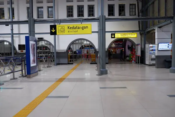 Pasar Senen tren istasyonunun varış kapısı, Cakarta gece Covid-19 salgınında. Jakarta, Endonezya - 2 Ağustos 2020