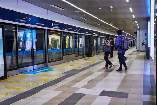 MRT 'yi bekleyen yolcular (toplu hızlı ulaşım) Jakarta treni mesai saatlerinden sonra: Jakarta, Endonezya - 26 Kasım 2020