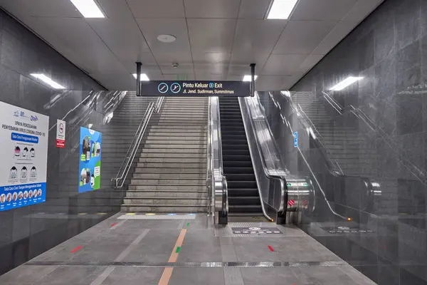 Boş yürüyen merdiven ve MRT Jakarta yeraltı istasyonu çıkışının üst katı Jakarta, Endonezya - 26 Kasım 2020