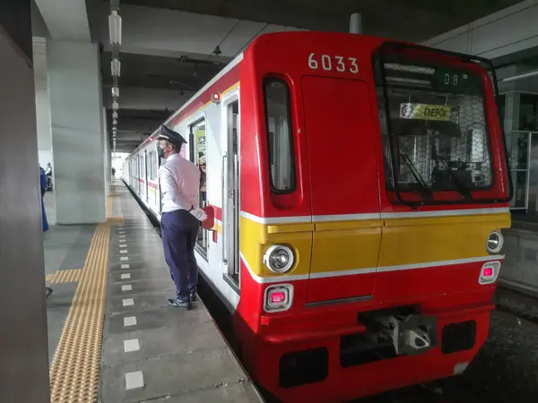 Jakarta banliyö treni, banliyö hattı istasyonda durdu, tren bekleyen yolcu.