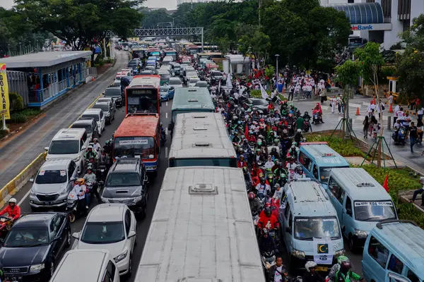 Jakarta, Endonezya - 13 Nisan 2019: Endonezya başkanlık seçimlerinin son mitinginde Jokowi taraftarları sokakta toplandı