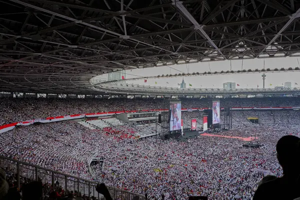 Jakarta, Endonezya - 13 Nisan 2019: Gelora Bung Karno Stadyumu 'ndaki Jokowi taraftarları başkanlık seçimlerinin son mitinginde