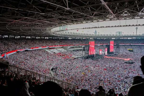 Jakarta, Endonezya - 13 Nisan 2019: Gelora Bung Karno Stadyumu 'ndaki Jokowi taraftarları başkanlık seçimlerinin son mitinginde