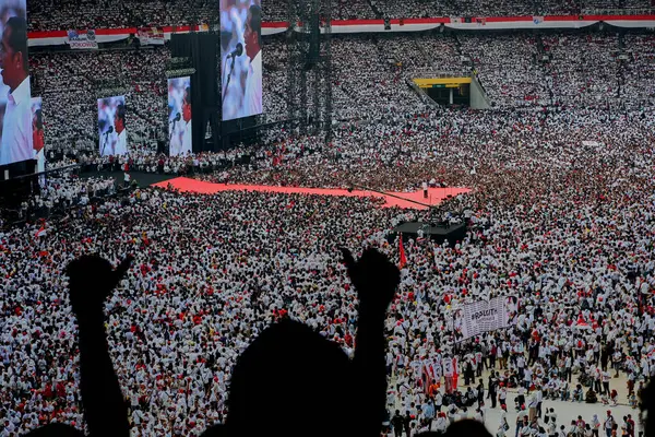 Joko Widodo / Jokowi 'nin başkan adayı hayranları ve destekçileri önünde başkanlık seçimleri için düzenlenen son mitingde
