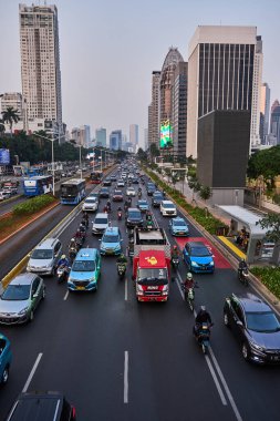 Jakarta, Endonezya - 19 Ağustos 2019: Jakarta iş ve ofis merkezlerinde Sudirman yolu boyunca trafik koşulları