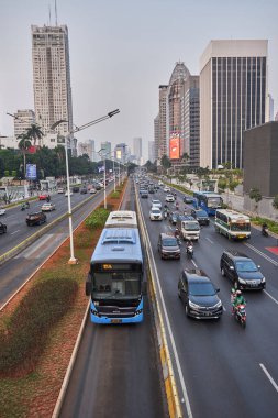 Jakarta, Endonezya - 19 Ağustos 2019: Jakarta iş ve ofis merkezlerinde Sudirman yolu boyunca trafik koşulları