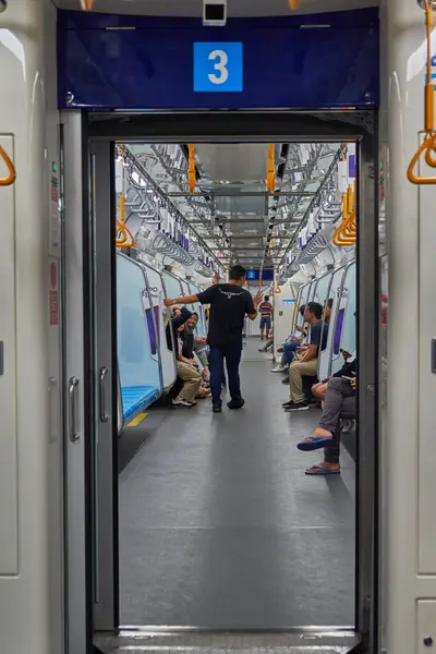 Jakarta, Endonezya - 30 Haziran 2019: Jakarta, Endonezya 'nın Mass Rapid Transit (MRT) treni yolcuları