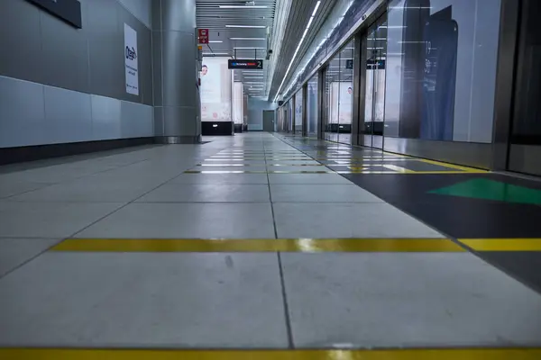 Jakarta, Endonezya - 30 Haziran 2019: Hafta sonu Cakarta 'da Boş Toplu Taşımacılık Tren İstasyonu (MRT)