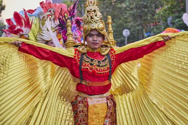 Jakarta, Endonezya - 30 Haziran 2019: Jakarta Karnavalı 'nda renkli kostümlü güzel kız