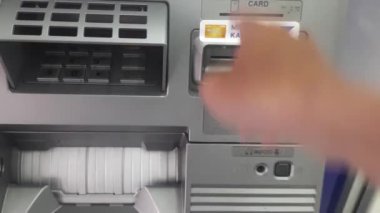 ATM Otomatik Veznedar Makinesi 'ndeki bir adamın elini kapat