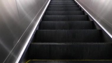 Metro tren istasyonundan hareket eden yürüyen merdivenleri kapatın.