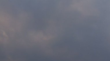 Yağmur öncesi dramatik koyu gri bulutların günbatımı turuncu renkle birleştirilmiş hızlandırılmış videosu