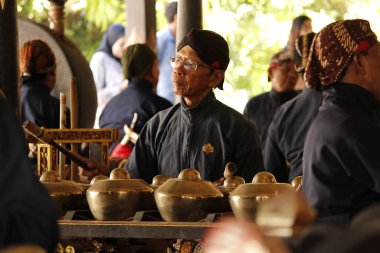 Gamelan orkestrasını çalan bir grup insan. Gamelan, Endonezya 'da, özellikle Java ve Bali' de - Yogyakarta, Endonezya: 16 Mayıs 2020