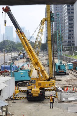 Jakarta, Endonezya 'da toplu taşıma araçlarıyla toplu taşımada çalışan insanların Arial görünümü - Jakarta, Endonezya: 16 Mayıs 2020
