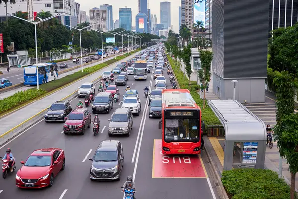 Jakarta, Endonezya: 11 Aralık 2020: İş merkezleri ve ofis Jakarta 'da trafik sıkışıklığı